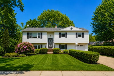 /international/us/69-whalepond-road-oakhurst-nj-110108110373/