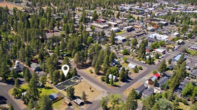/international/us/243-e-jefferson-avenue-sisters-or-110108477823/