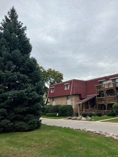 /international/us/1870-tall-oaks-drive-aurora-il-110120043850/