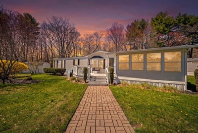 /international/us/24-granite-drive-north-hampton-nh-110107823805/