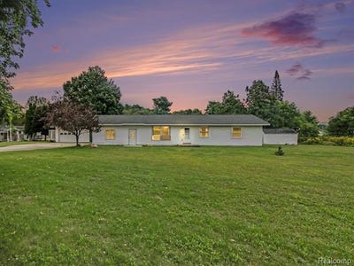 /international/us/8079-streamwood-drive-central-lake-vlg-mi-110110056048/