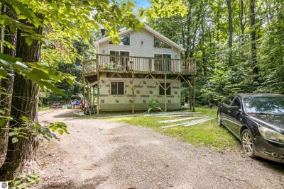 /international/us/4237-s-hemlock-road-cedar-mi-110100770592/