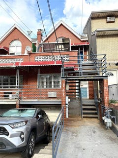 /international/us/13-05-128th-street-college-point-ny-110108152059/