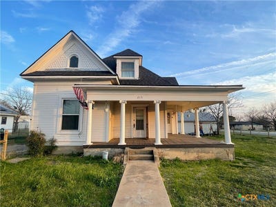 /international/us/215-w-main-street-lometa-tx-110106320573/