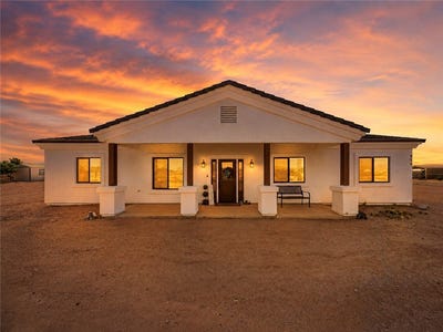 /international/us/854-s-salt-place-golden-valley-az-110108172297/