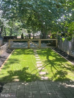 /international/us/327-s-west-end-lancaster-pa-110100330394/