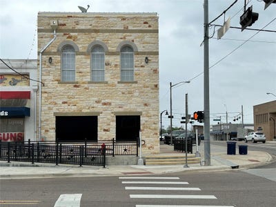 /international/us/200-n-main-st-rockdale-tx-110098831806/?lang=id