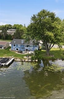 /international/us/301-s-pontiac-trail-walled-lake-mi-110108998962/