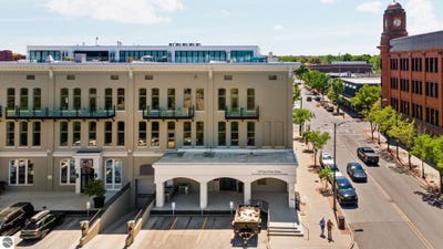 /international/us/109-e-front-street-traverse-city-mi-110108440882/