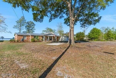 /international/us/1922-bella-coola-road-lake-waccamaw-nc-110107029125/