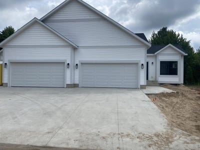 /international/us/7122-kerrie-lane-norton-shores-mi-110101139403/