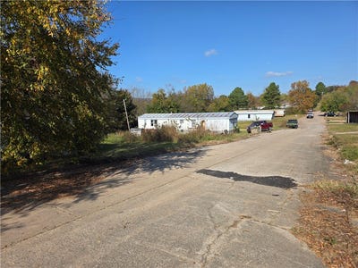 /international/us/320-bluff-avenue-poteau-ok-110103417324/