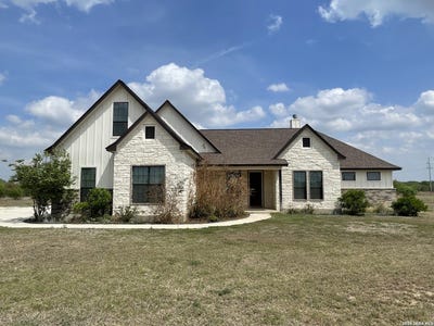 /international/us/18-valley-view-uvalde-tx-110107244061/