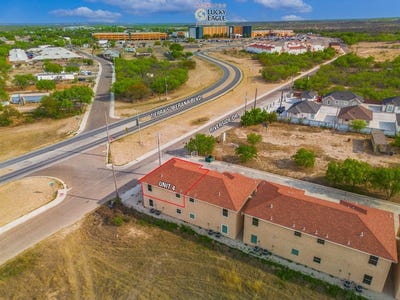 /international/us/391-riverside-drive-unit-4-eagle-pass-tx-110107870497/