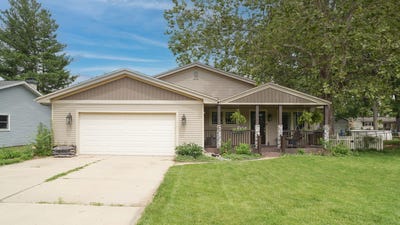 /international/us/1004-s-division-street-mahomet-il-110109194496/