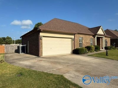 /international/us/15905-landview-lane-athens-al-110101477578/