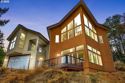 /international/us/2495-chester-st-northbend-or-110102581392/