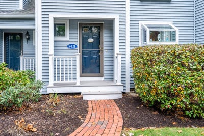 /international/us/121-shellback-way-mashpee-ma-110103388261/