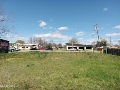 /international/us/417-w-highway-82-indianola-ms-110103316221/
