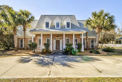 /international/us/613-clarendon-avenue-carolina-beach-nc-110108363040/