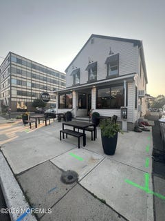 /international/us/17-broad-street-eatontown-nj-110107405317/