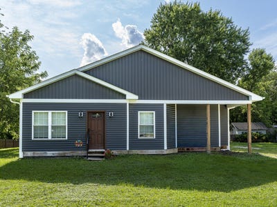 /international/us/16-grove-street-bristol-il-110109228687/