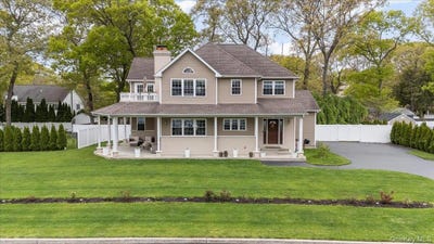 /international/us/8-manhattan-avenue-centereach-ny-110108060281/