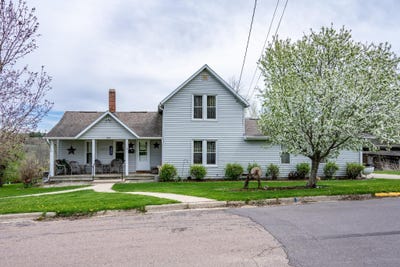 /international/us/207-spring-street-elroy-wi-110105199752/
