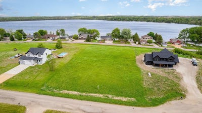 /international/us/19329-lake-volney-circle-le-center-mn-110099865094/