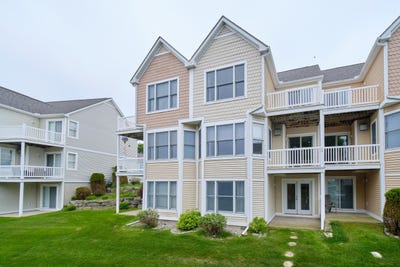 /international/us/94-charter-court-manistee-mi-110100324437/