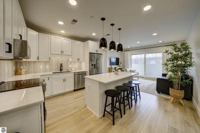 /international/us/708-randolph-street-traverse-city-mi-110105866051/