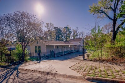/international/us/205-carroll-street-center-tx-110106447942/