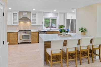 /international/us/13-bittersweet-avenue-s-hampton-bays-ny-110101167153/