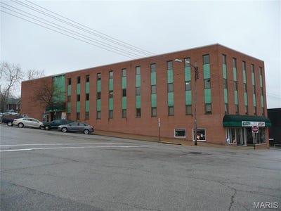 /international/us/307-henry-st-alton-il-110097474000/