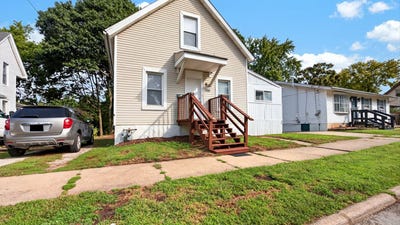 /international/us/1205-w-taylor-street-bloomington-il-110110268713/