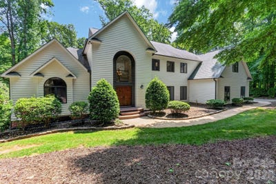 /international/us/19315-callaway-hills-lane-davidson-nc-110108575666/