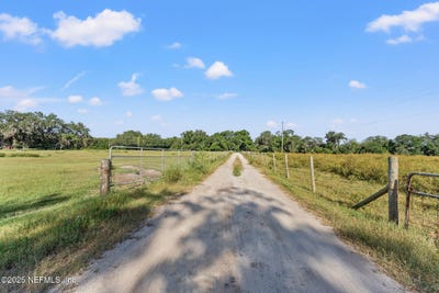 /international/us/4203-se-us-hwy-301-hawthorne-fl-110100397274/