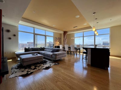 /international/us/106-w-seeboth-st-milwaukee-wi-110099381040/