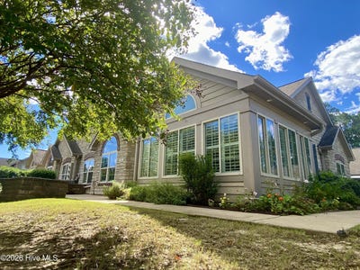 /international/us/123-w-chelsea-court-southern-pines-nc-110103757508/