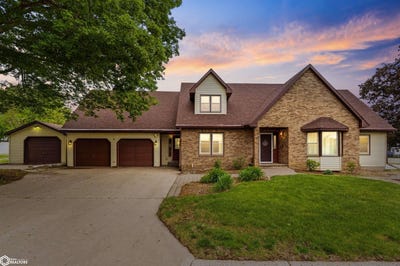 /international/us/409-4th-street-sw-state-center-ia-110108147532/
