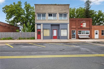 /international/us/206-w-main-street-roberts-wi-110108903045/