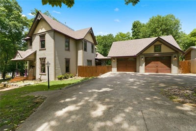 /international/us/402-e-spring-street-fayetteville-ar-110108363721/