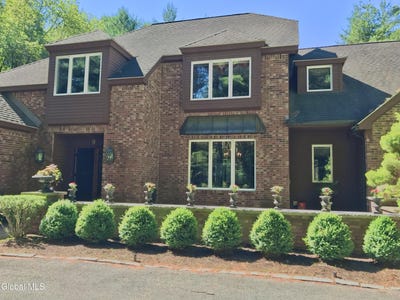 /international/us/9-oak-brook-boulevard-saratoga-springs-ny-110107038786/