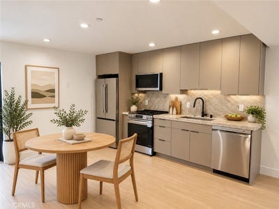 /international/us/12818-1-2-bloomfield-street-studio-city-ca-110110319460/