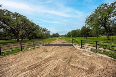 /international/us/2570-burke-road-flatonia-tx-110107874749/