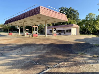 /international/us/1900-clarksville-street-paris-tx-110108093536/