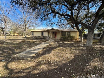 /international/us/210-airport-rd-brackettville-tx-110098133394/