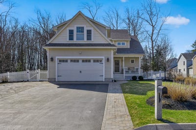 /international/us/28-elmwood-avenue-scarborough-me-110107401862/