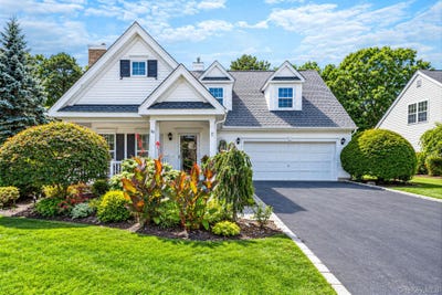 /international/us/90-golden-spruce-drive-calverton-ny-110120152557/