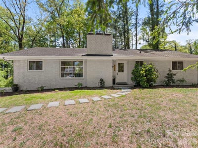 /international/us/1110-3rd-avenue-w-hendersonville-nc-110107572032/